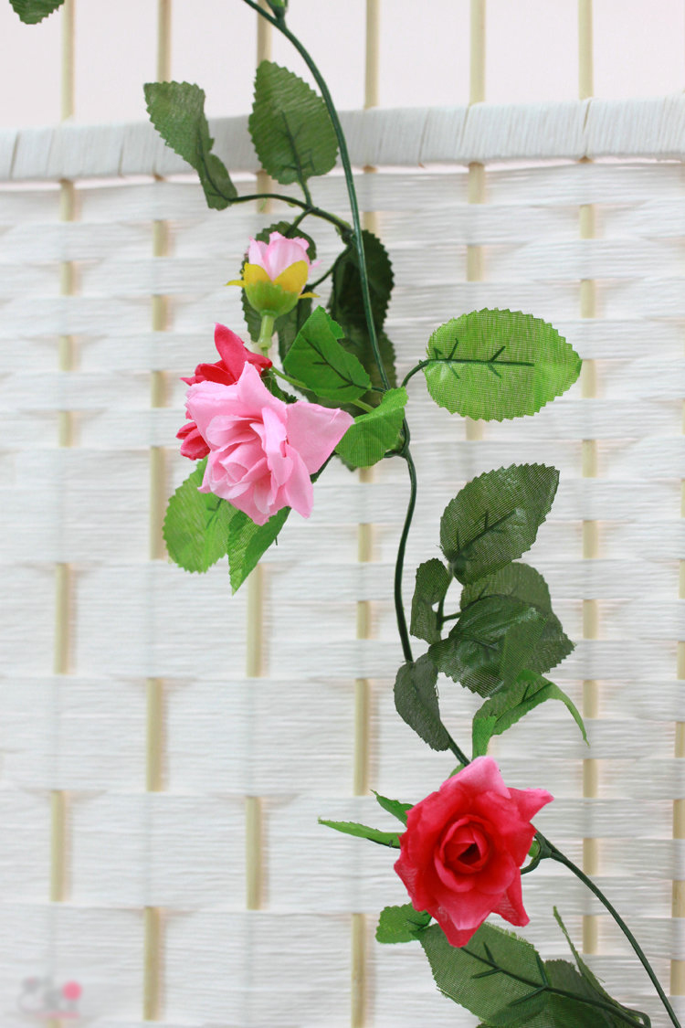 Sử dụng hoa giả ở đúng nơi đúng chỗ cũng rất quan trọng, bạn phải xem  xét kỹ xem loại hoa, màu sắc hoa đặt ở không gian trong nhà có phù hợp  hay không.